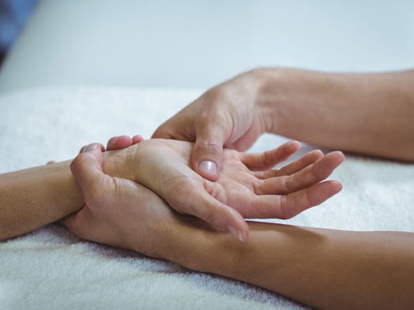 Hand- und Fingermassagen sind eine sehr angenehme Therapie, um polyneuropathische Beschwerden zu lindern.